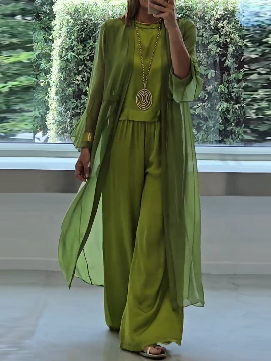 Ensemble élégant et confortable Lynda de Danoir Paris, vêtement féminin avec détails sophistiqués, porté sur mannequin.