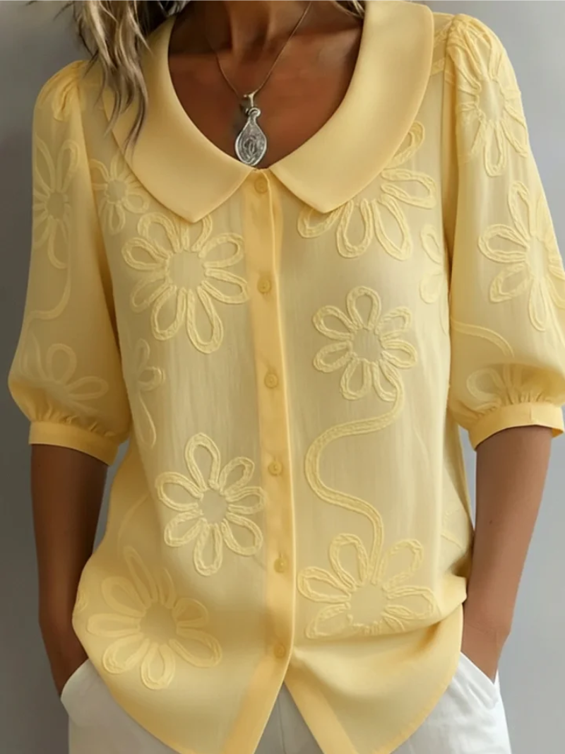 Blouse confortable fleurie Sara de Danoir Paris, jaune, manches courtes, style décontracté, tissu léger, détail floral visible.