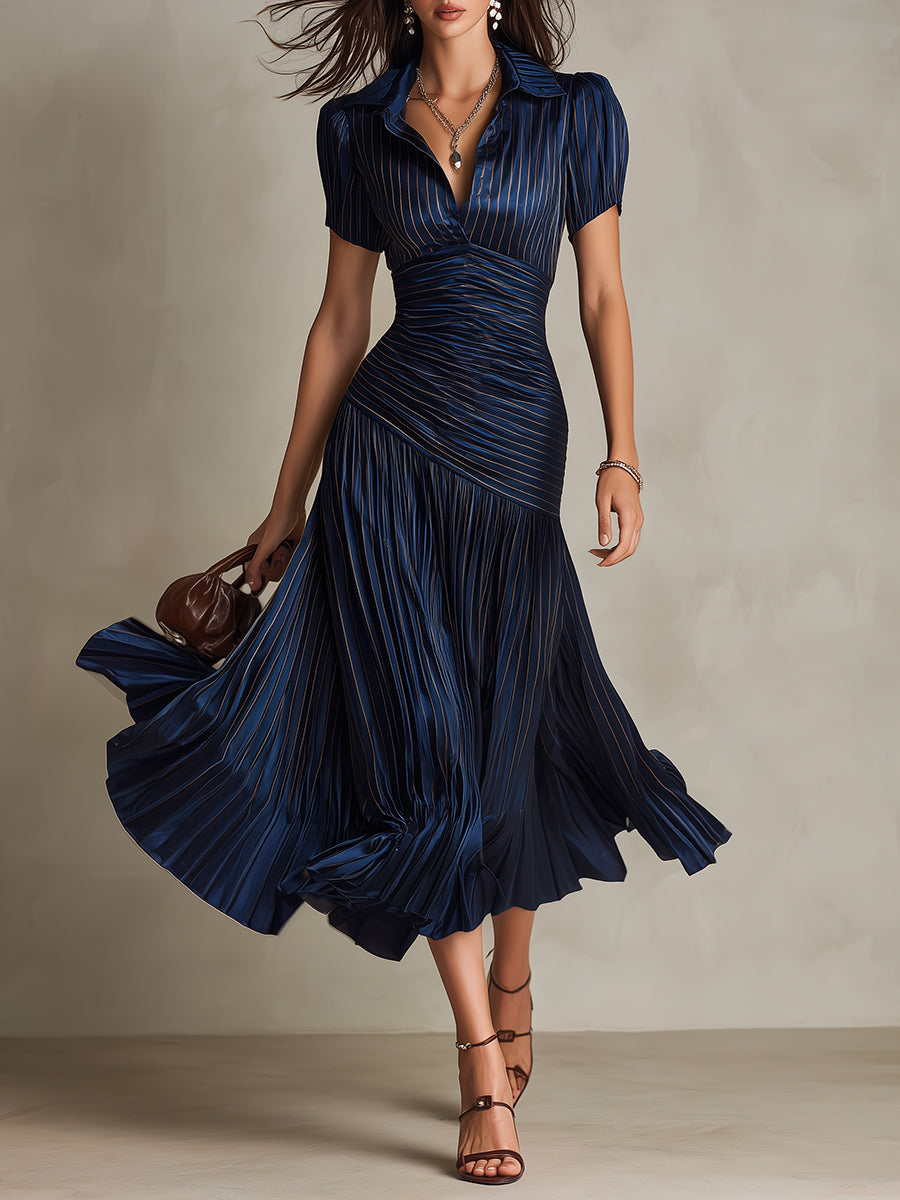 Robe satinée Manon Danoir Paris de couleur bleu foncé, élégante et ajustée, vue de face, taille XS.