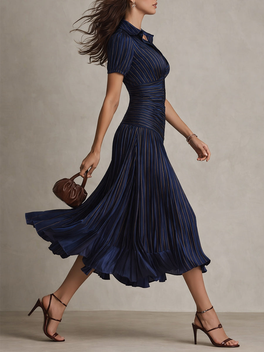 Robe satinée Manon de Danoir Paris en bleu foncé, élégante et fluide, taille XS, vue de face sur mannequin.