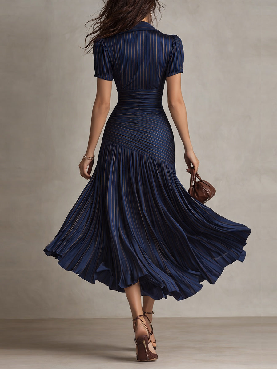 Robe satinée bleue foncée Manon de Danoir Paris, élégante robe courte avec détails sophistiqués, vue de face.