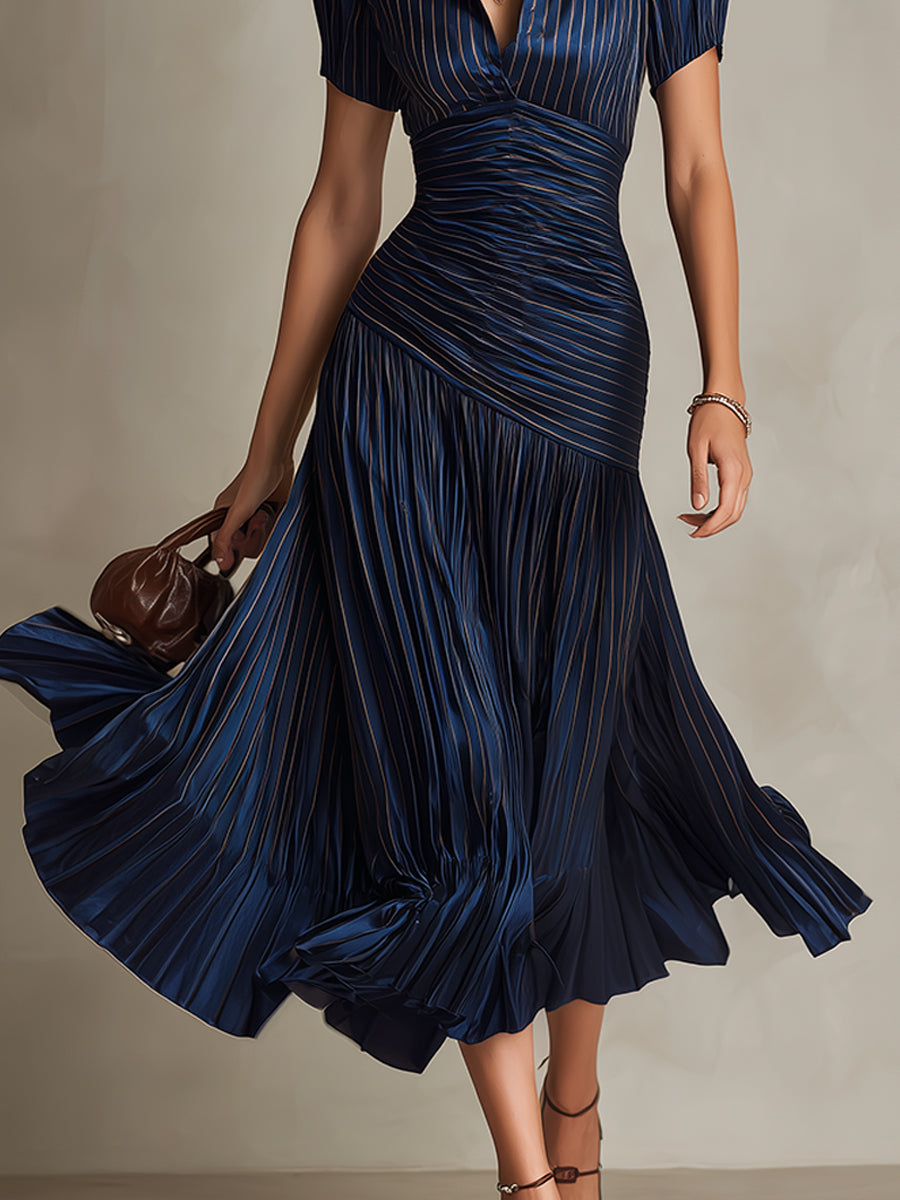 Robe satinée élégante Manon de Danoir Paris en bleu foncé, taille XS, vue de face, détails du tissu et coupe sophistiquée