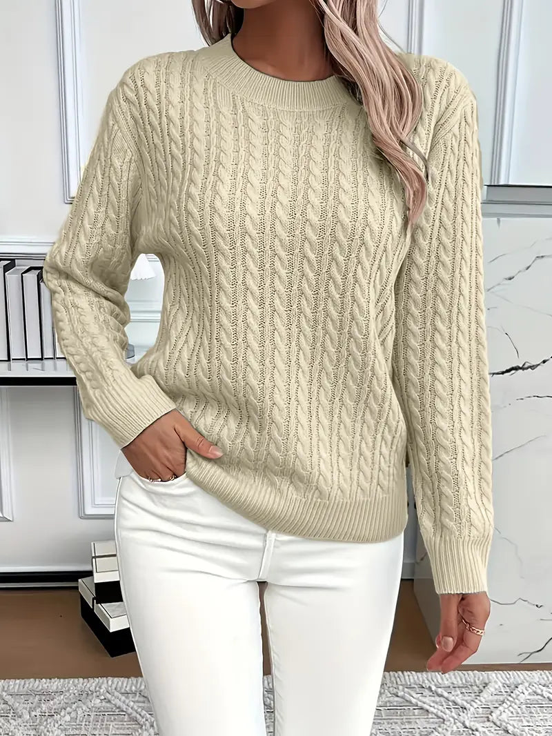 Pull en tricot torsadé blanc pour femme Lena de Danoir Paris, coupe ajustée et détails torsadés visibles sur l’image.