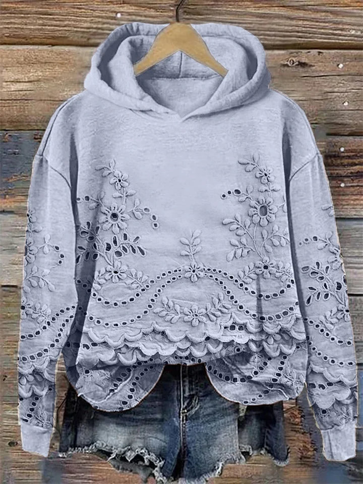 Pull féminin rose Sofie de Danoir Paris, doux et ludique, porté par une femme dans un cadre élégant.