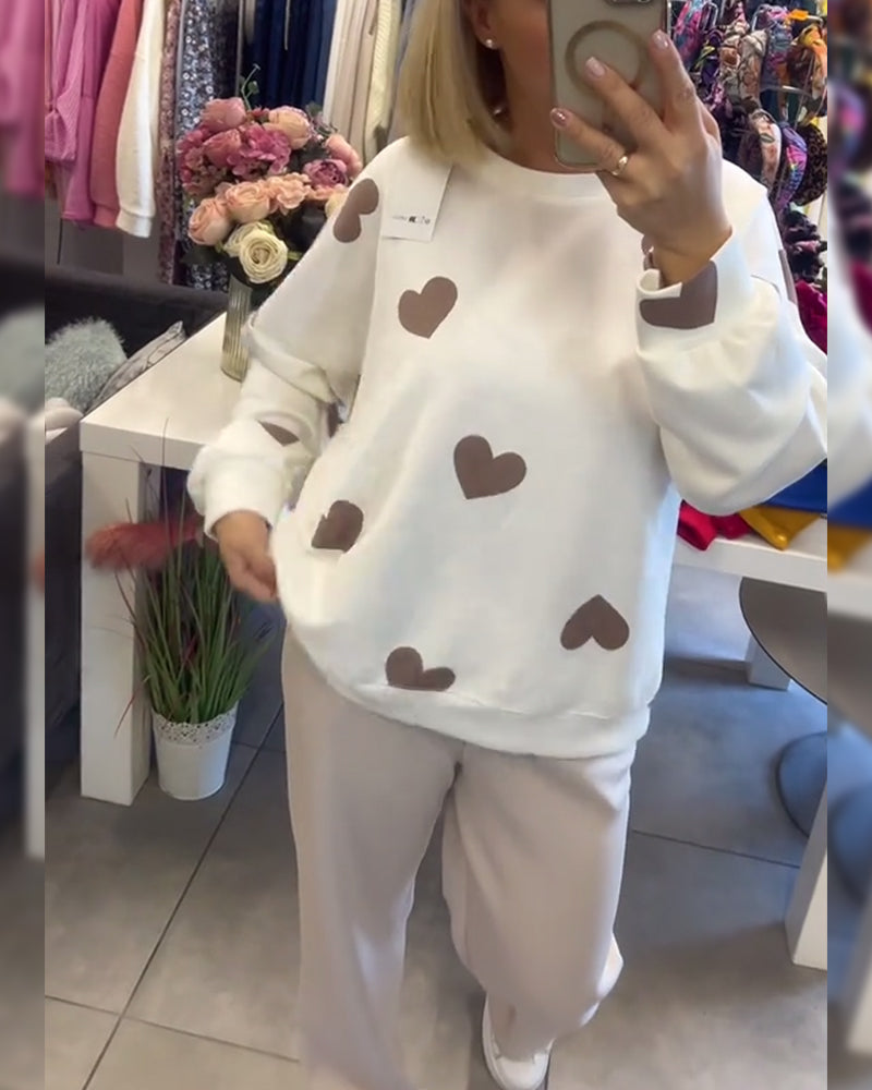 Pull confortable Mila à cœurs de Danoir Paris, en blanc, avec motif de cœurs, porté sur mannequin.