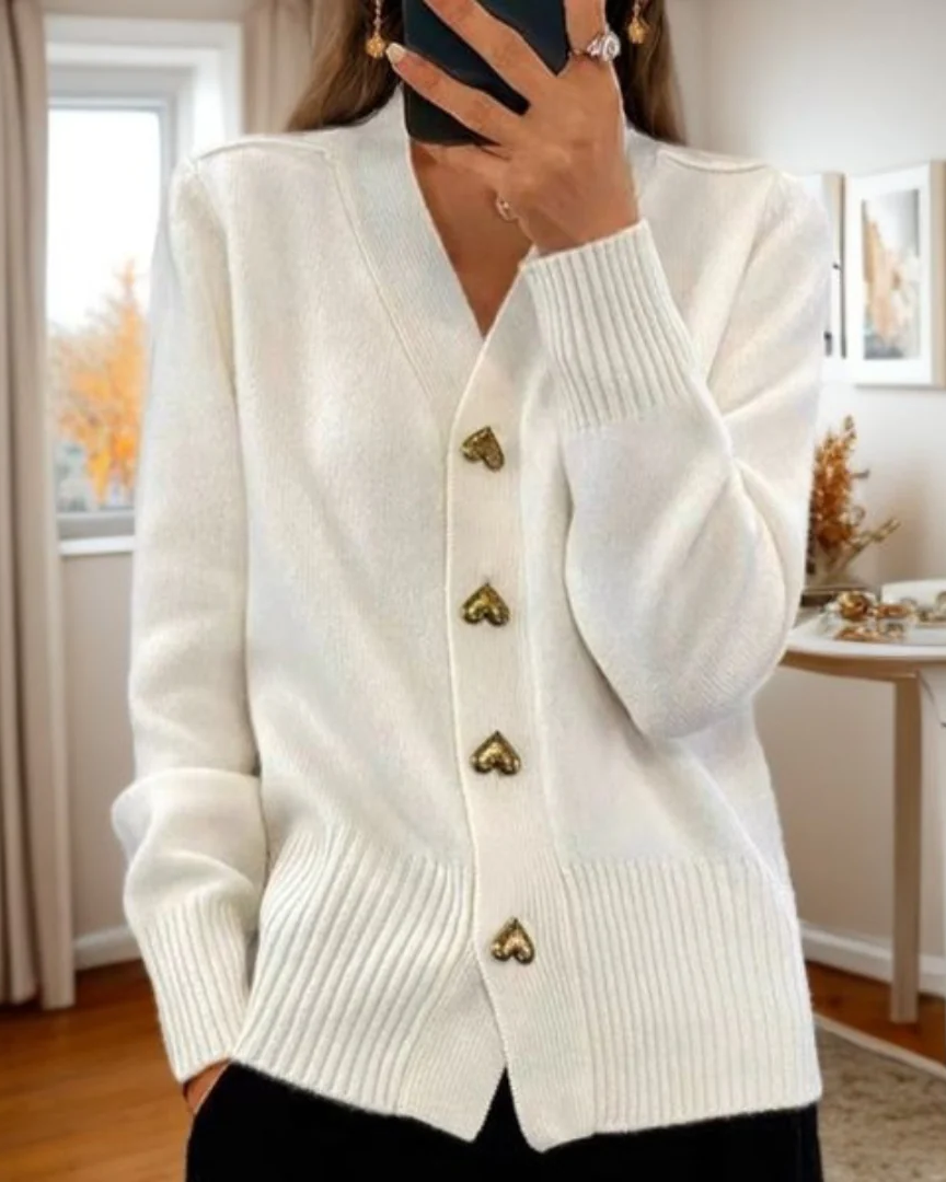Cardigan gris Danoir Paris Dina, élégant et romantique, porté ouvert avec boutons, en tissu doux et léger.