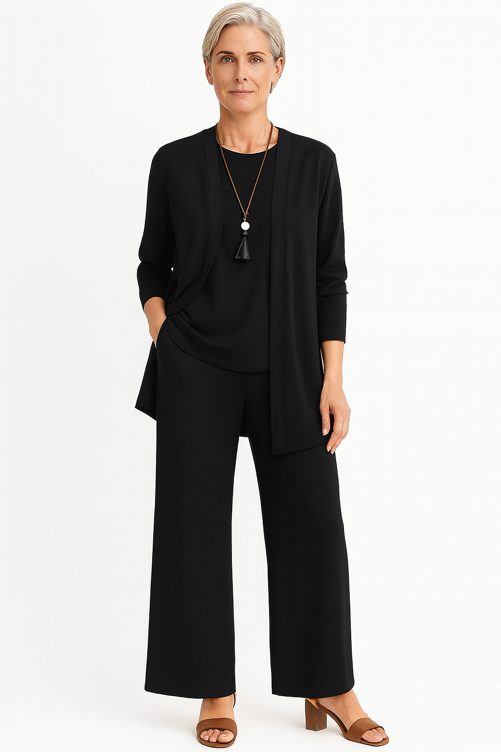 Ensemble Mila gris de Danoir Paris, élégant et confortable, porté par un mannequin. Vêtements pour femme, style chic.
