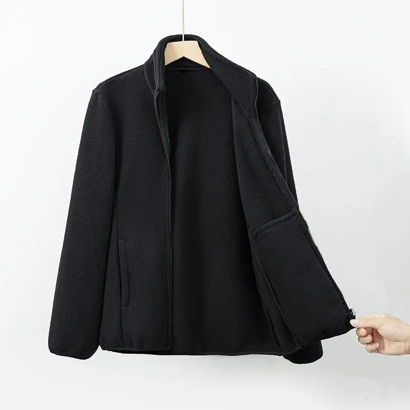 Veste polaire élégante Nora de Danoir Paris en noir, doux tissu chaud et confortable, vue de face sur fond blanc