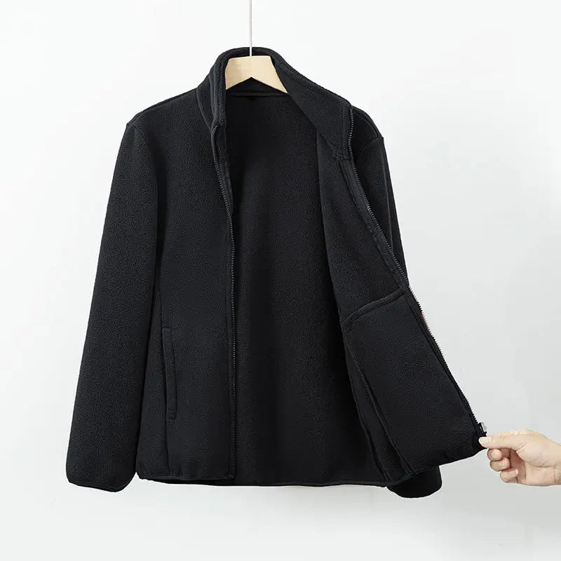 Veste polaire élégante Nora de Danoir Paris en noir, veste chaude et raffinée pour femmes, façade avec fermeture éclair et col montant.