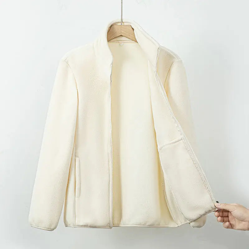 Veste polaire élégante Nora de Danoir Paris en noir, tissu chaud et confortable, style sophistiqué pour femmes.