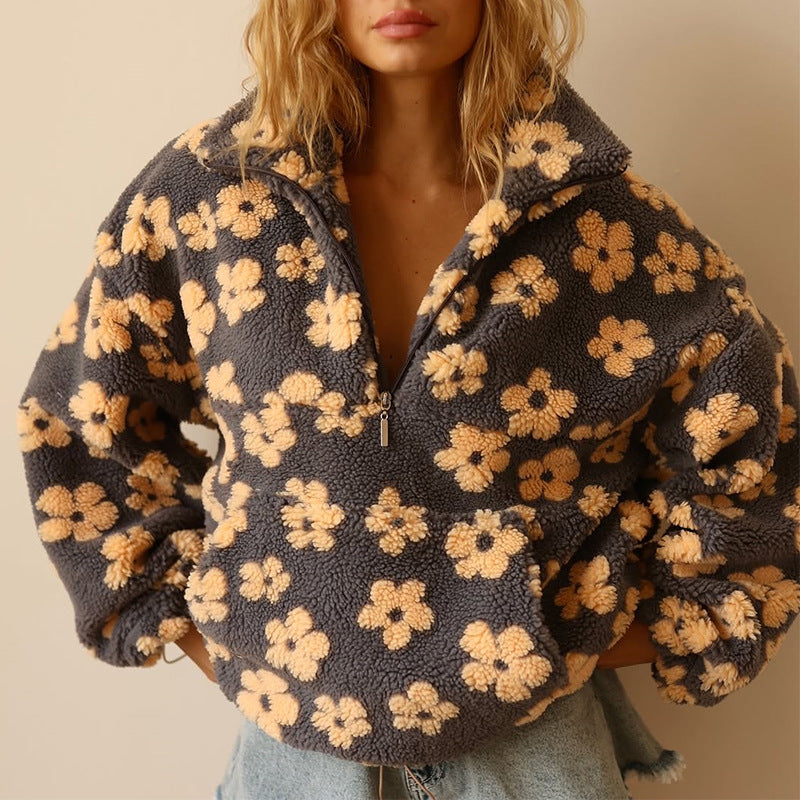 Fleece Douce Boho Daisy de Danoir Paris en jaune, portée ou pliée, avec motif floral et texture douce en tissu chaud.