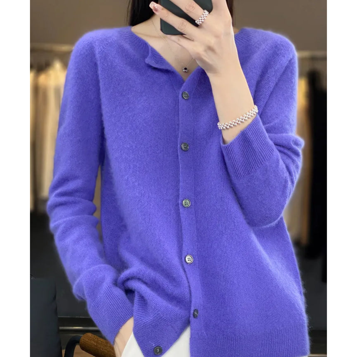 Pull en laine Danoir Paris Anna, élégant et rose foncé, avec un design sophistiqué et des détails modernes.