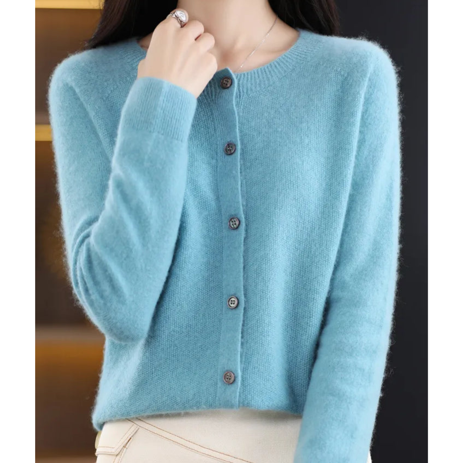 Pull en laine rose foncé Danoir Paris Anna, vêtement élégant avec col rond et manches longues, porté sur un mannequin.