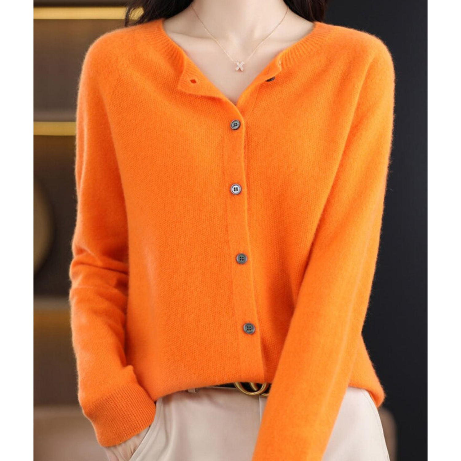 Pull en laine élégant Anna de Danoir Paris, en rose foncé, avec coupe sophistiquée et détails fins, idéal pour un look chic.