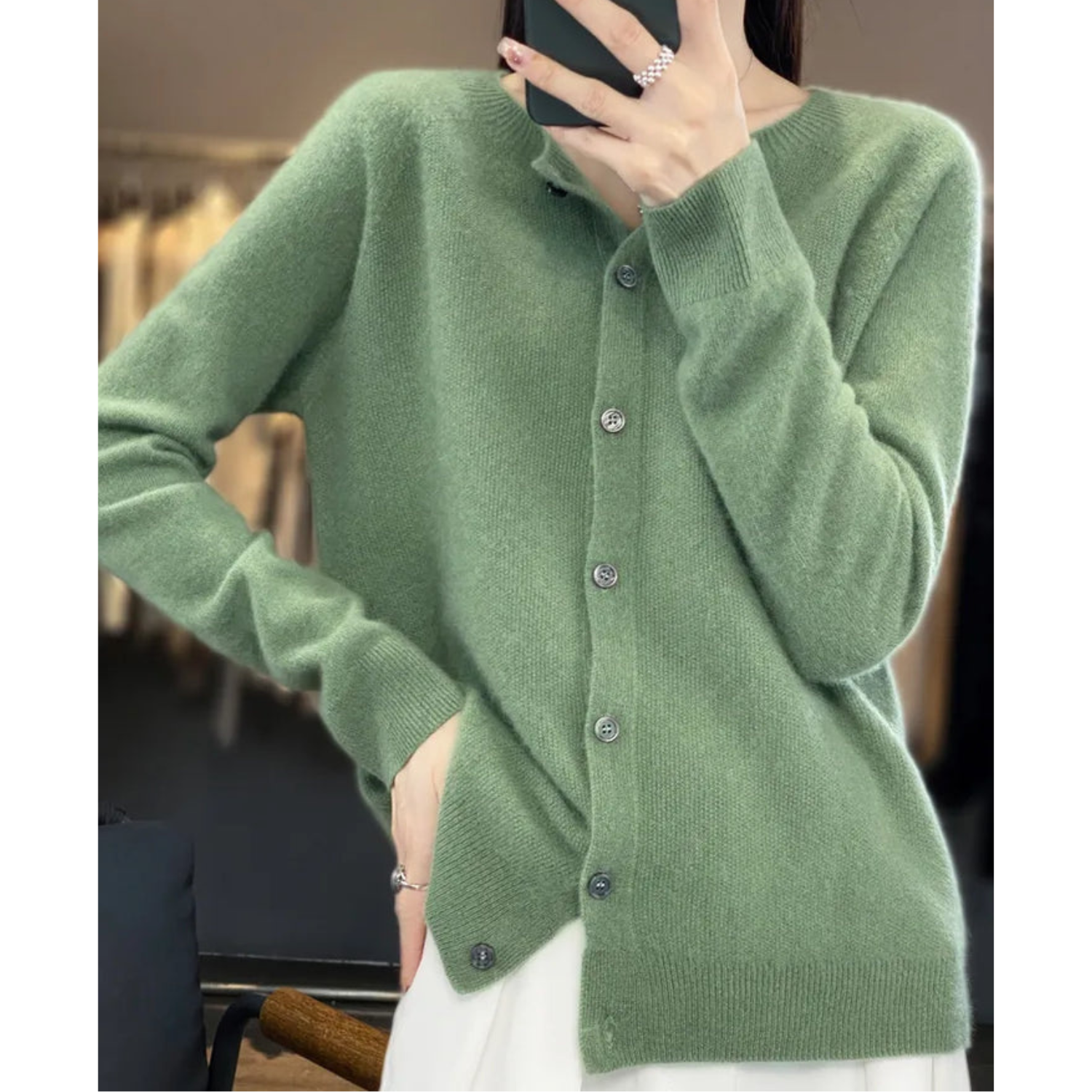 Pull en laine rose foncé Anna de Danoir Paris, élégant, porté sur un mannequin.