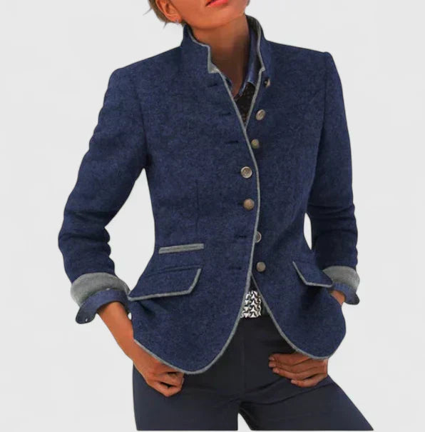 Blazer chic et polyvalent Lina de Danoir Paris en caramel, coupe élégante, porté sur un mannequin, style moderne et sophistiqué.