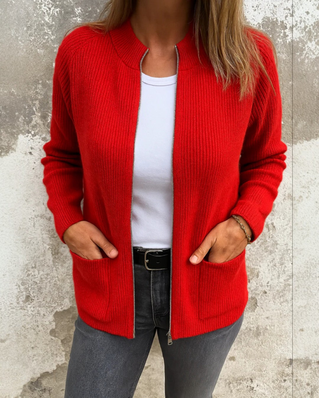 Gilet Sophie gris doux et pratique de Danoir Paris, porté en taille XL, tissu confortable et élégant.