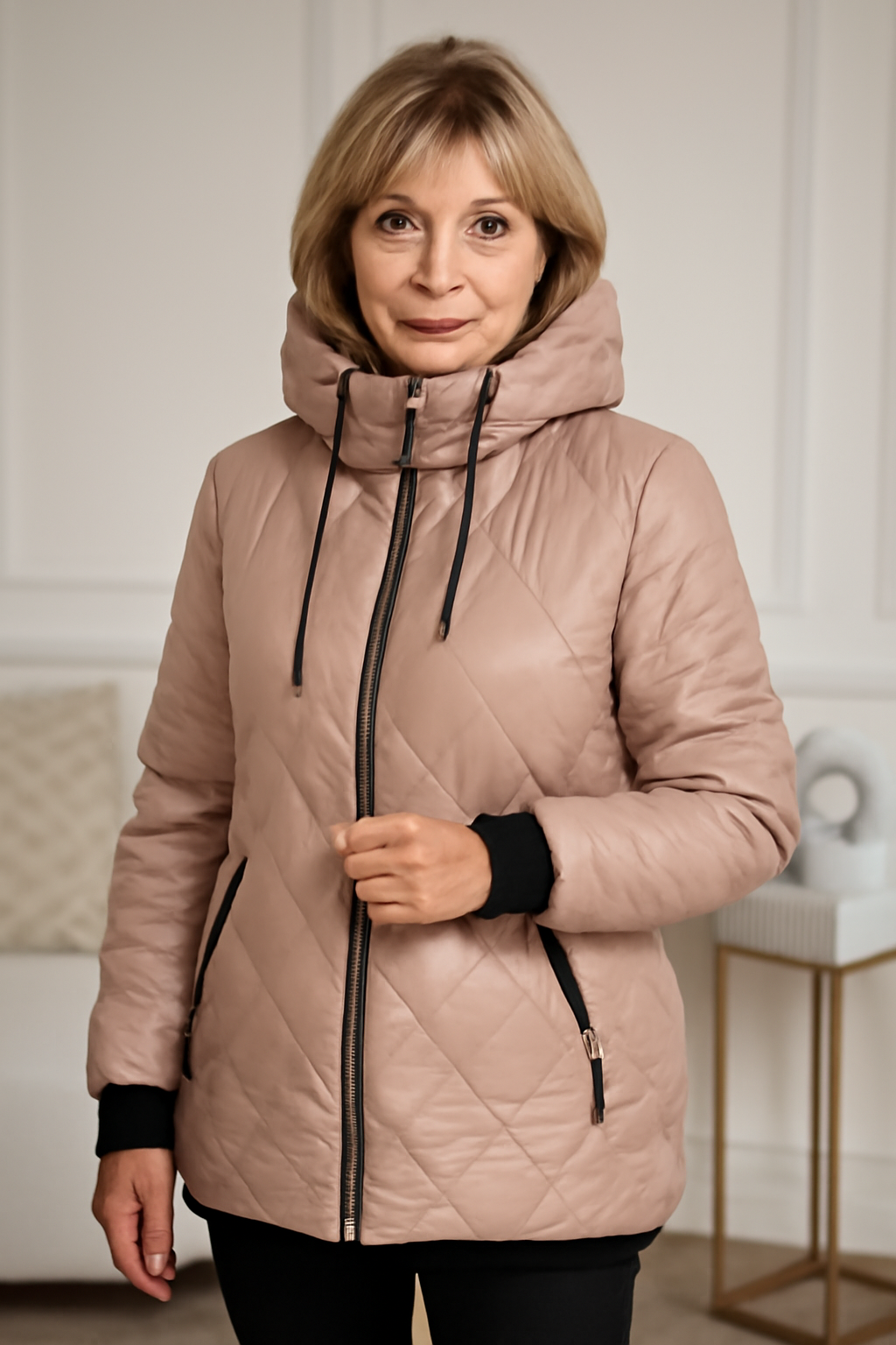 Veste matelassée élégante Elena de Danoir Paris en rose, coupe sophistiquée, visible avec détails de couture et finition raffinée.