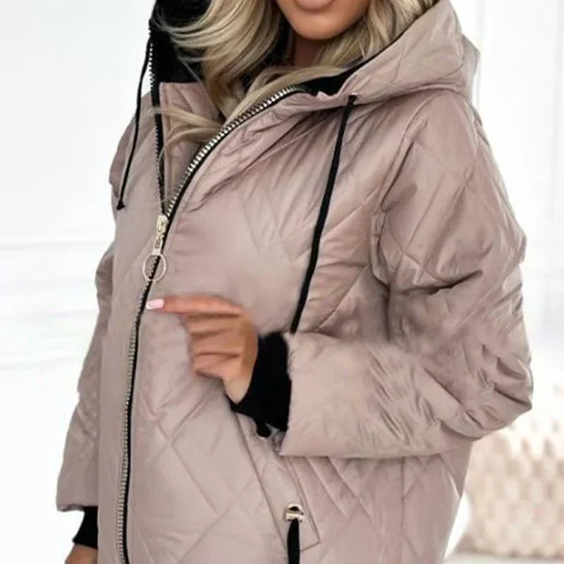 Veste matelassée élégante Danoir Paris Elena rose, style chic et sophistiqué, vue en gros plan sur le tissu et la coupe.