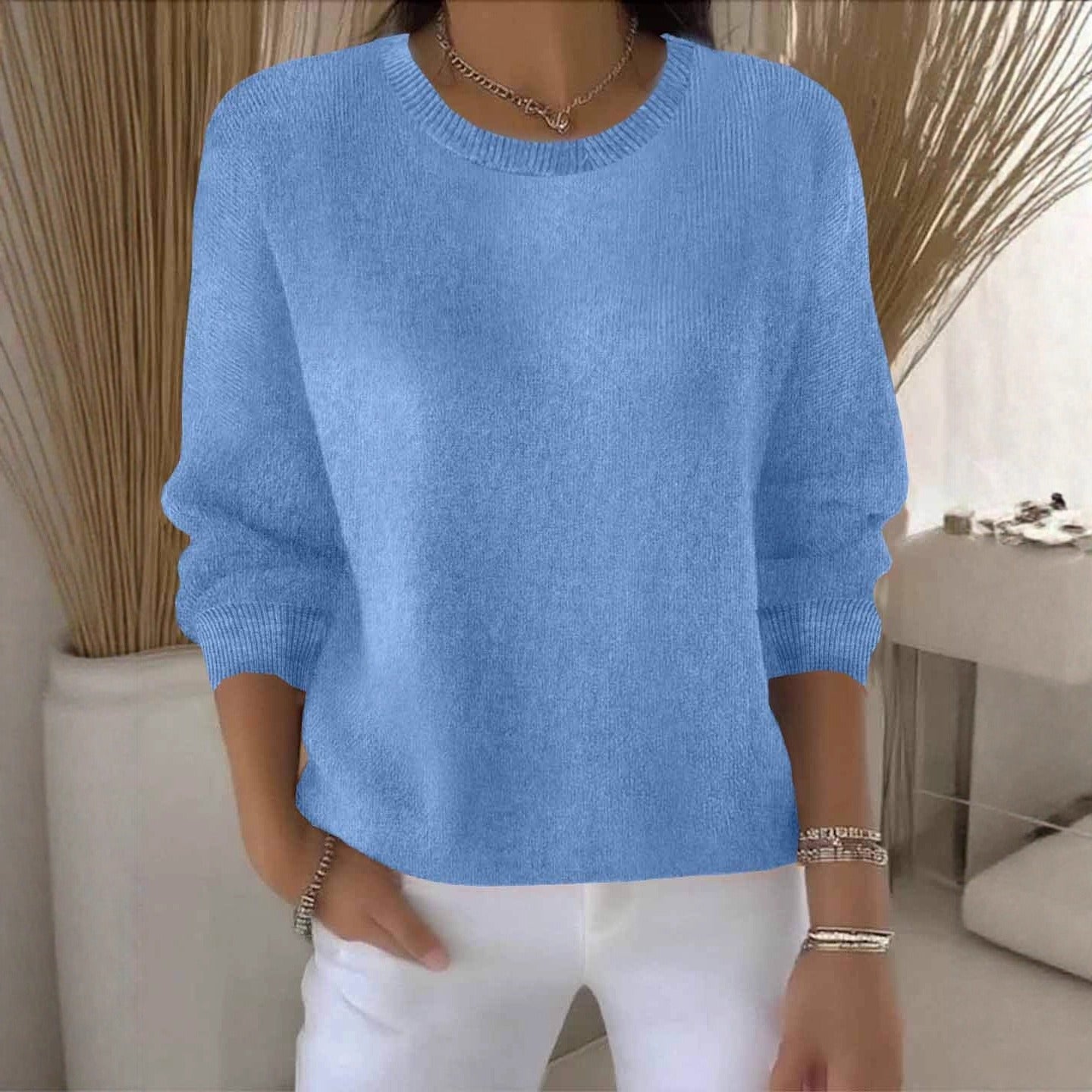 Pull blanc Danoir Paris Ely, élégant et confortable, en laine douce, porté par un mannequin avec col rond et manches longues.