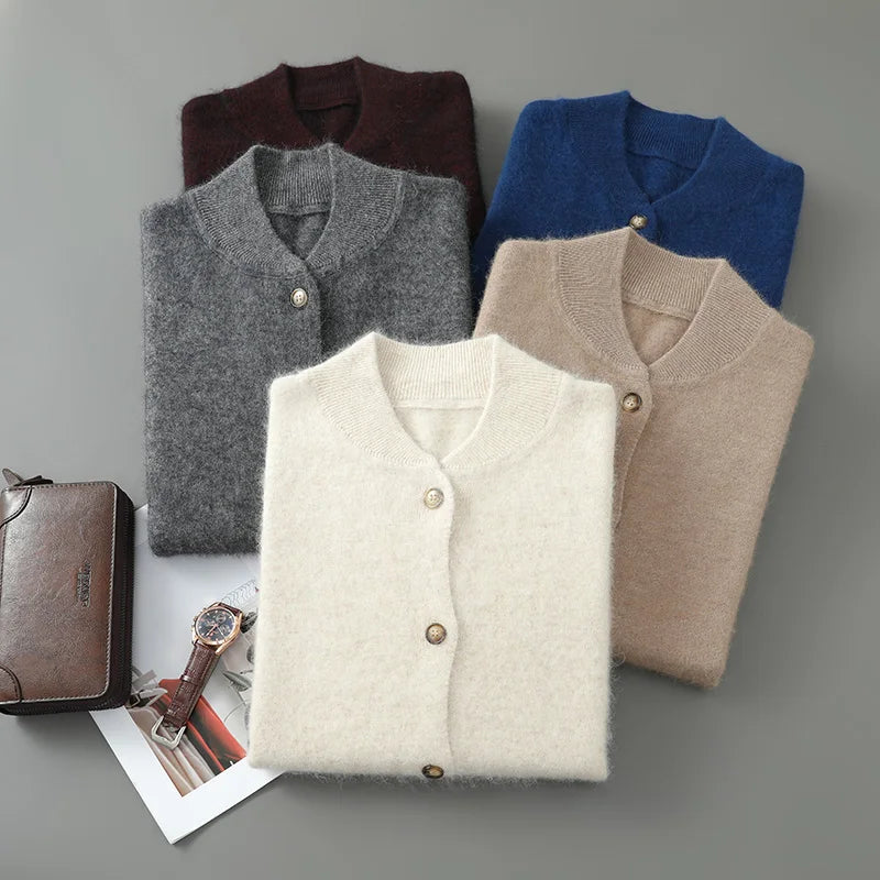 Cardigan élégant en cachemire beige Colby de Danoir Paris, porté, avec détails fins et texture douce visible sur l'image.