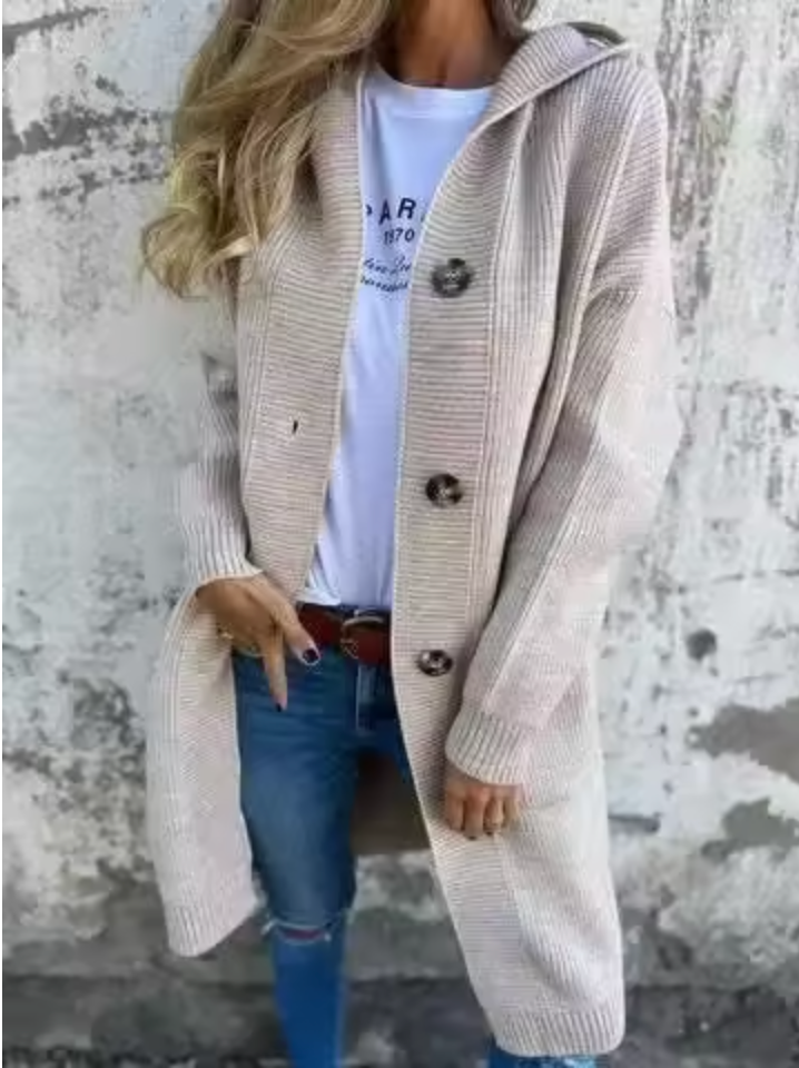 Robe longue beige Danoir Paris Giselle Élégance Décontractée, tissu fluide et coupe élégante, portée décontractée.