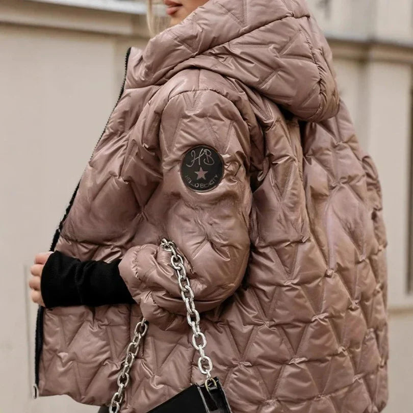 Veste d'hiver chic Lunara de Danoir Paris en rose poudré, coupe élégante et moderne, pour un style sophistiqué.