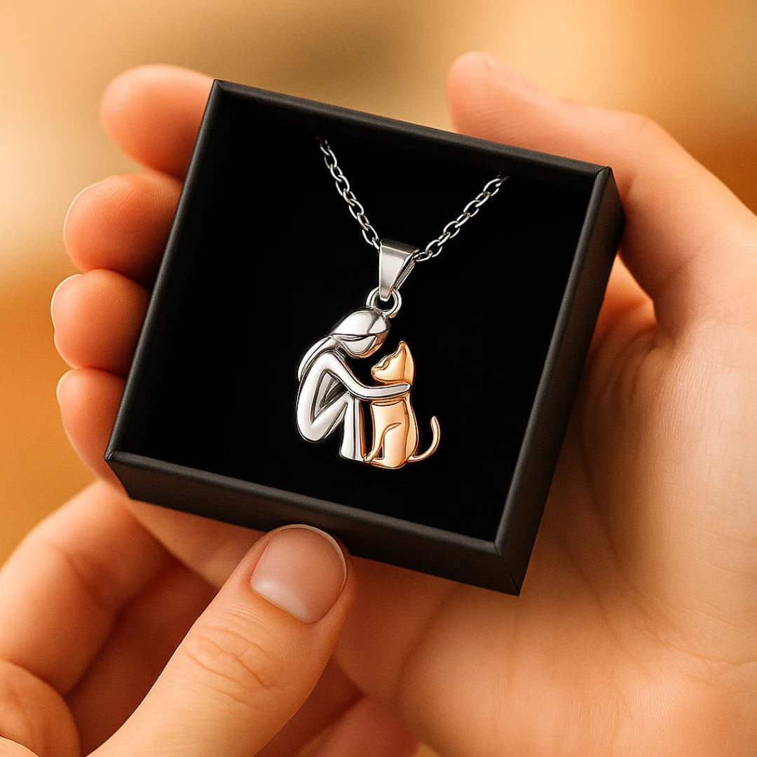 Collier Amour Chat Alva de Danoir Paris avec pendentif en forme de chat en rose, bijou élégant pour femme.