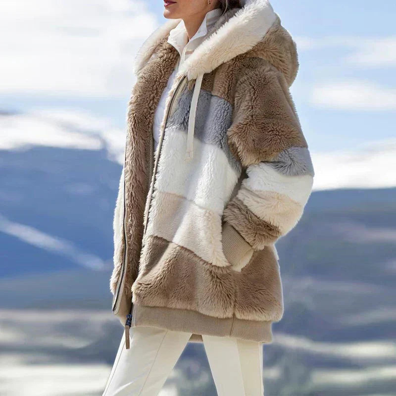 Veste d'hiver élégante Valorine de Danoir Paris avec rayures bleues, coupe sophistiquée, idéale pour la saison froide.