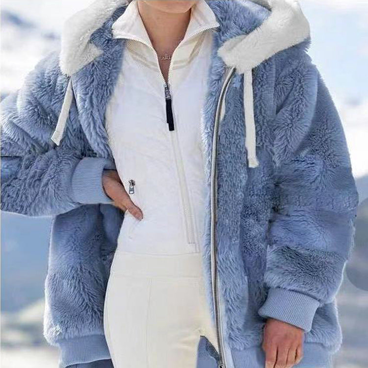 Veste d'hiver élégante Valorine de Danoir Paris avec rayures bleues, courte et chic, adaptée pour le froid.