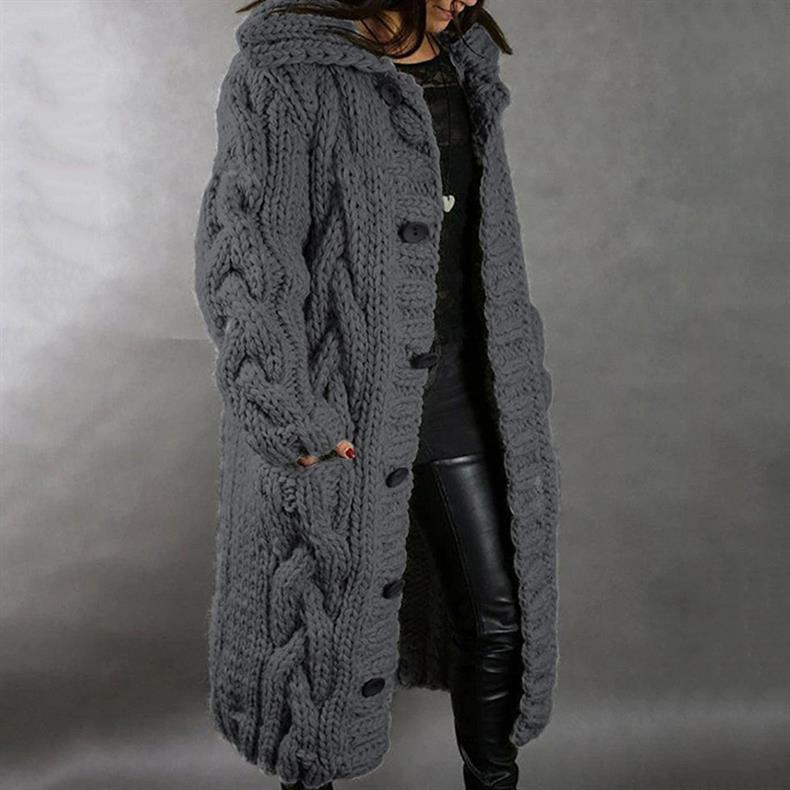Manteau élégant et confortable Karina de Danoir Paris en tissu bleu, porté sur mannequin.