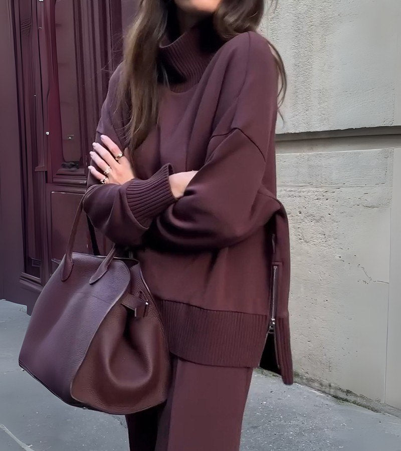 Ensemble Eva doux et élégant de Danoir Paris, comprenant un haut rouge en tissu confortable, vue en gros plan.