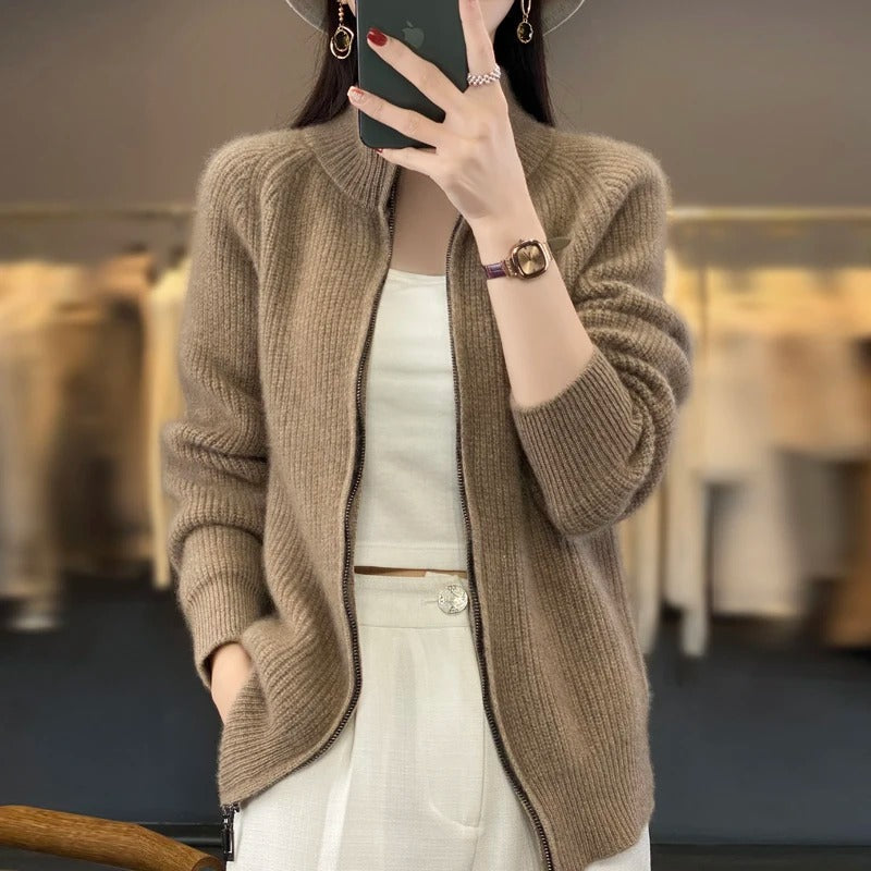 Cardigan zippé marron clair Danoir Paris Vienne, style sophistiqué en tissu doux, porté sur mannequin.
