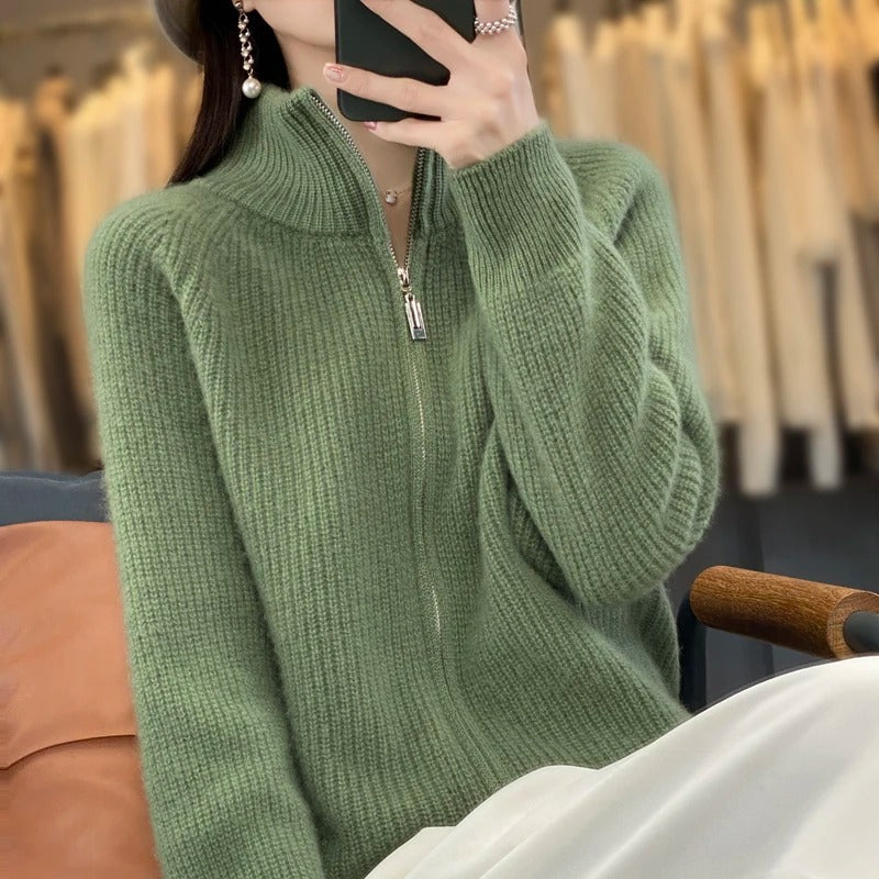Cardigan zippé sophistiqué Danoir Paris Vienne en marron clair, léger et élégant, porté sur un mannequin.