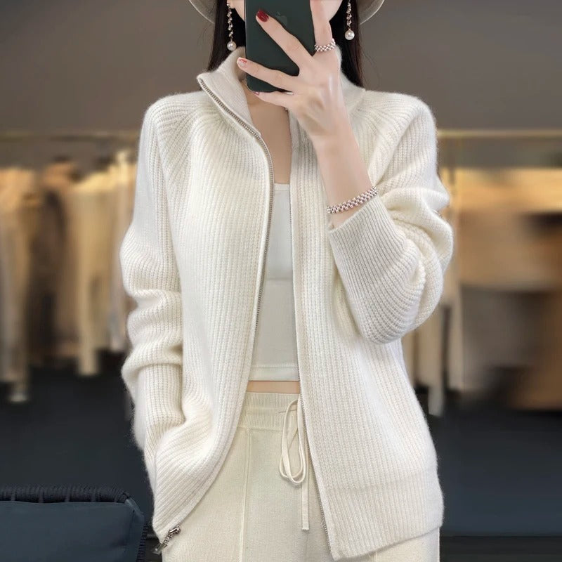 Cardigan zippé sophistiqué Danoir Paris Vienne en marron clair, design élégant et confortable pour femme.
