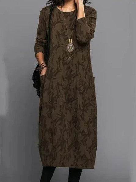 Robe d'hiver verte Betty Danoir Paris, élégante, en tissu chaud, portée avec détails sophistiqués pour femme.