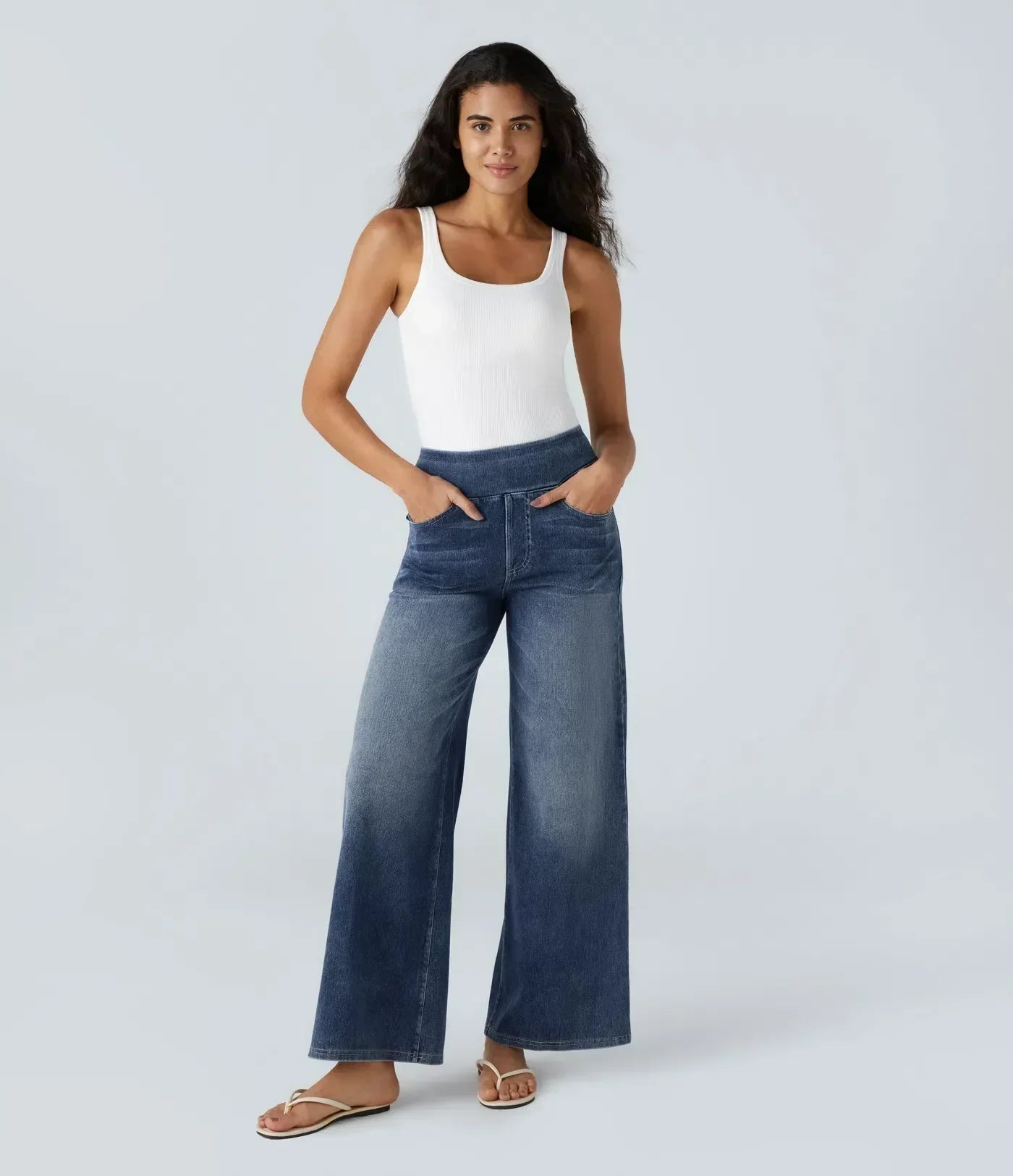 Pantalon Eva Danoir Paris en tissu bleu foncé, style élégant et confortable, pour femme, détail visible en image.