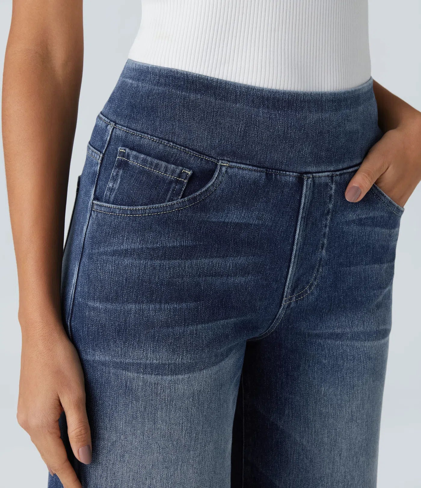 Pantalon confort élégant Eva de Danoir Paris en tissu bleu foncé, style moderne et ajusté, pour femme.