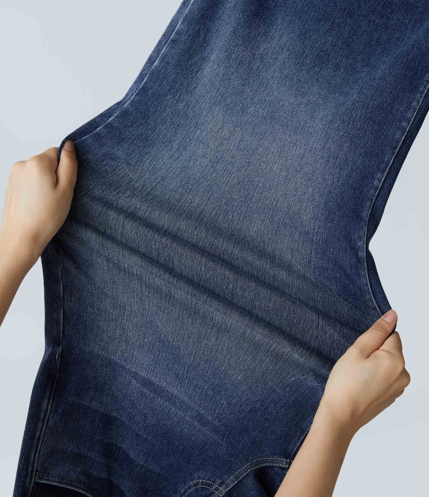 Pantalon Eva Danoir Paris, confortable et élégant, en tissu bleu foncé, porté avec une silhouette soignée.
