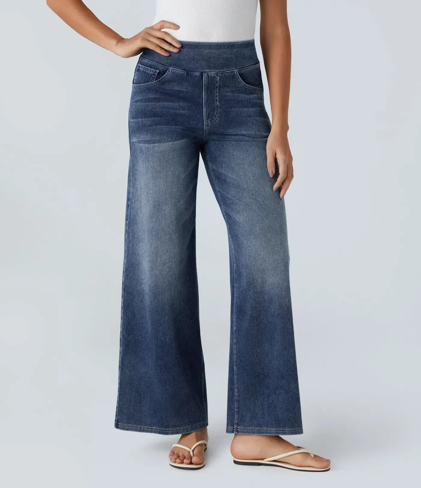 Pantalon élégant et confortable Eva de Danoir Paris en tissu bleu foncé, style moderne et coupe ajustée.