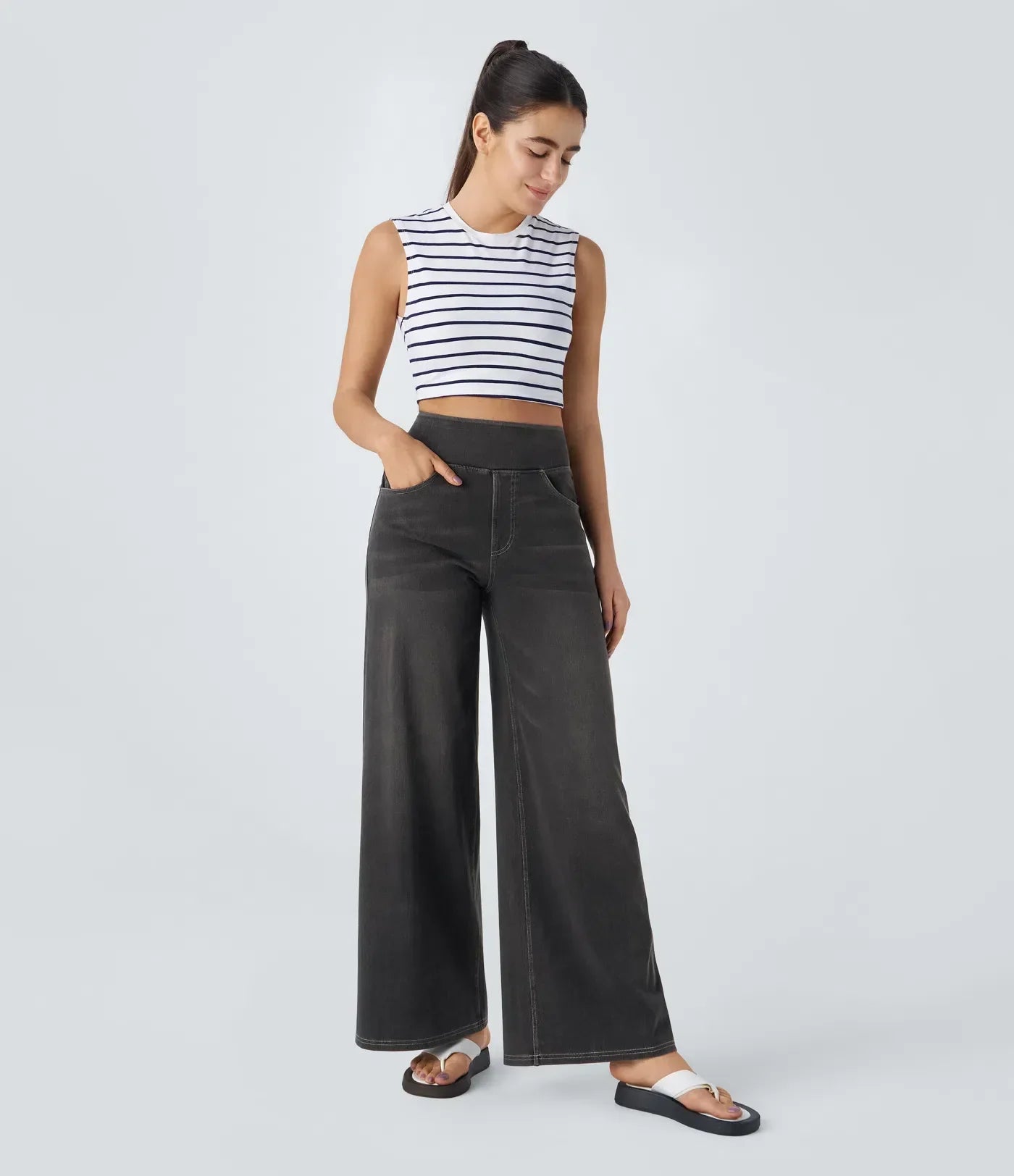 Pantalon confort élégant Eva de Danoir Paris en tissu bleu foncé, style moderne et ajusté, porté par un mannequin.