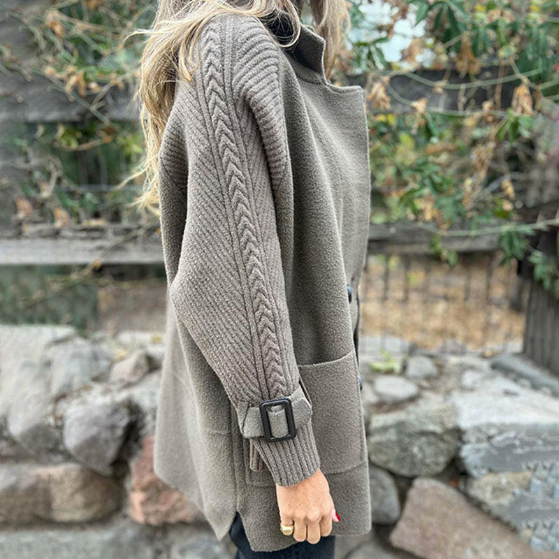 Manteau élégant mi-long Danoir Paris Isola, gris vert, en tissu chic, porté sur mannequin, style sophistiqué.