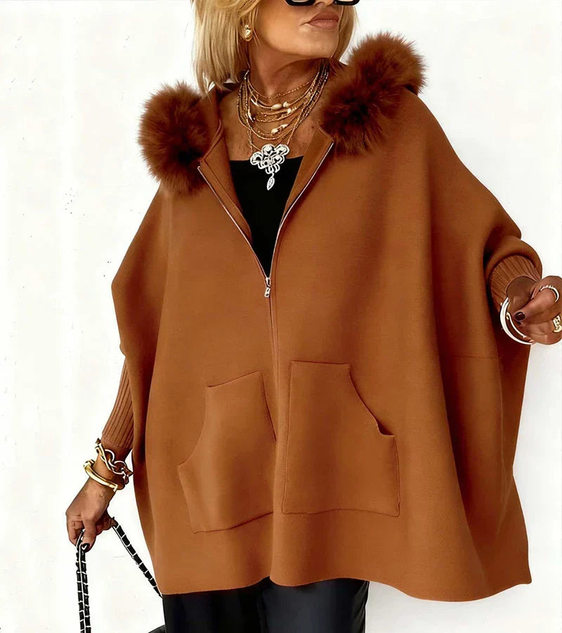 Manteau chic en fourrure rose Arabelle de Danoir Paris, style élégant et confortable, porté avec col en fourrure.