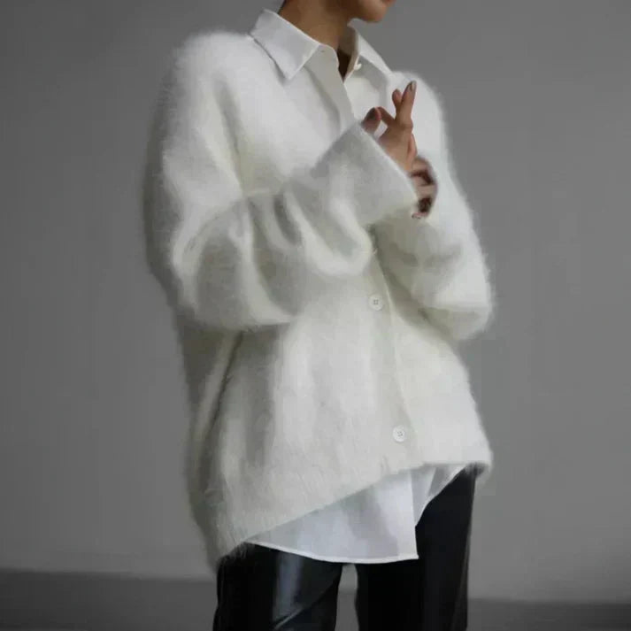 Pull en cachemire beige Daisy de Danoir Paris, style chic, avec col rond et manches longues, vue de face.