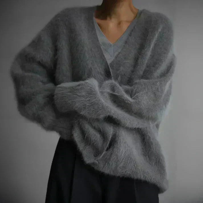Pull en cachemire beige Daisy de Danoir Paris, modèle FR1126, doux et élégant, porté sur un fond neutre.