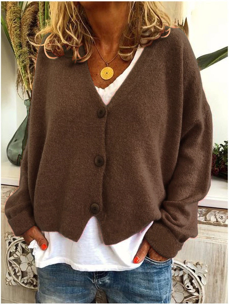 Cardigan tricoté élégant Scarlett de Danoir Paris, couleur orange, porté, avec détails fins et finition soignée.