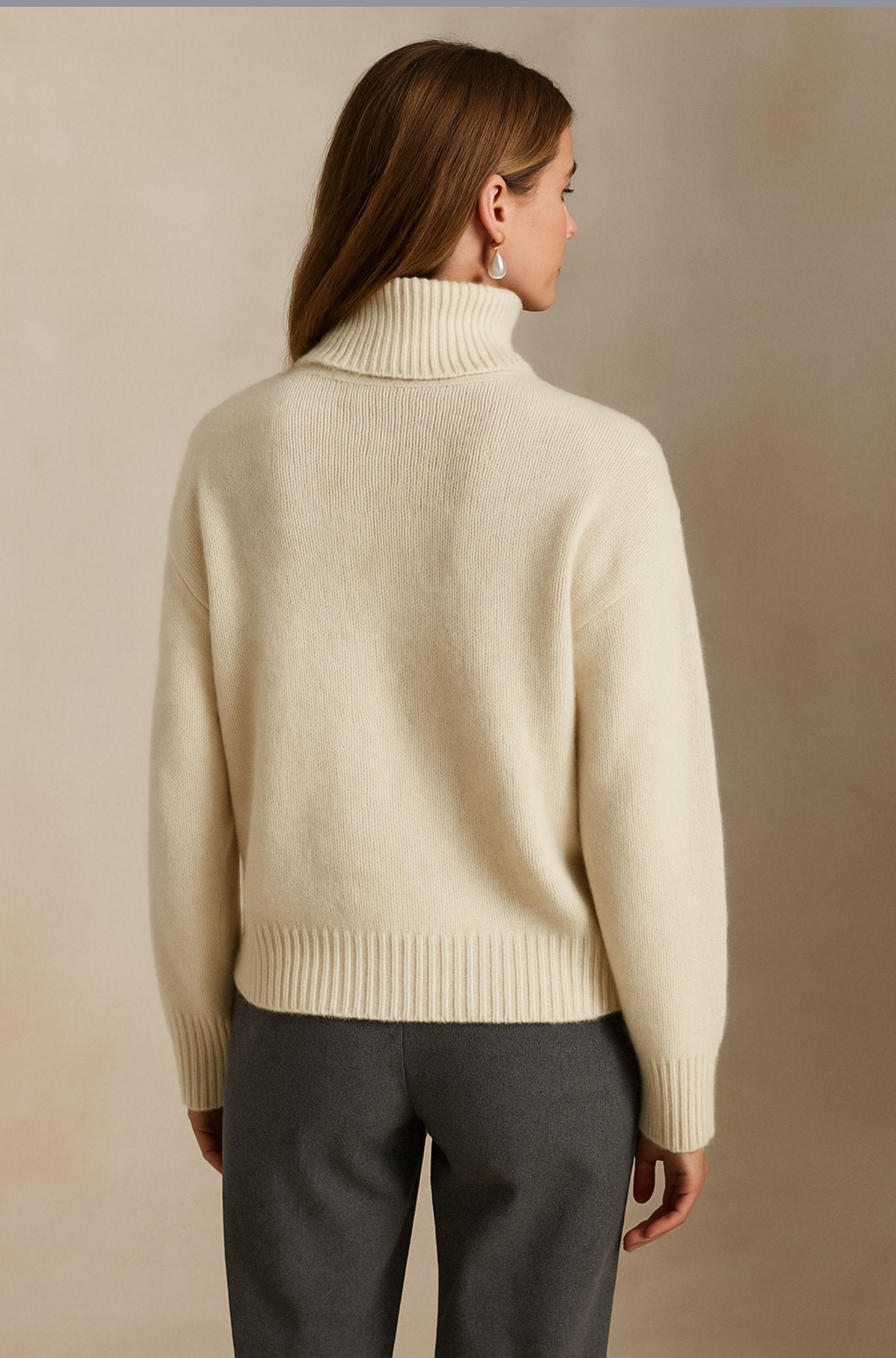 Écharpe montante en cachemire beige Isabella de Danoir Paris, douce et élégante, portée autour du cou.