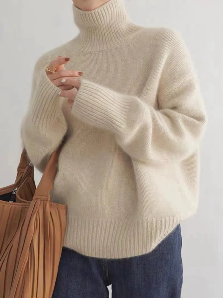 Écharpe montante en cachemire beige Isabella de Danoir Paris, douce et élégante, portée enroulée autour du cou.