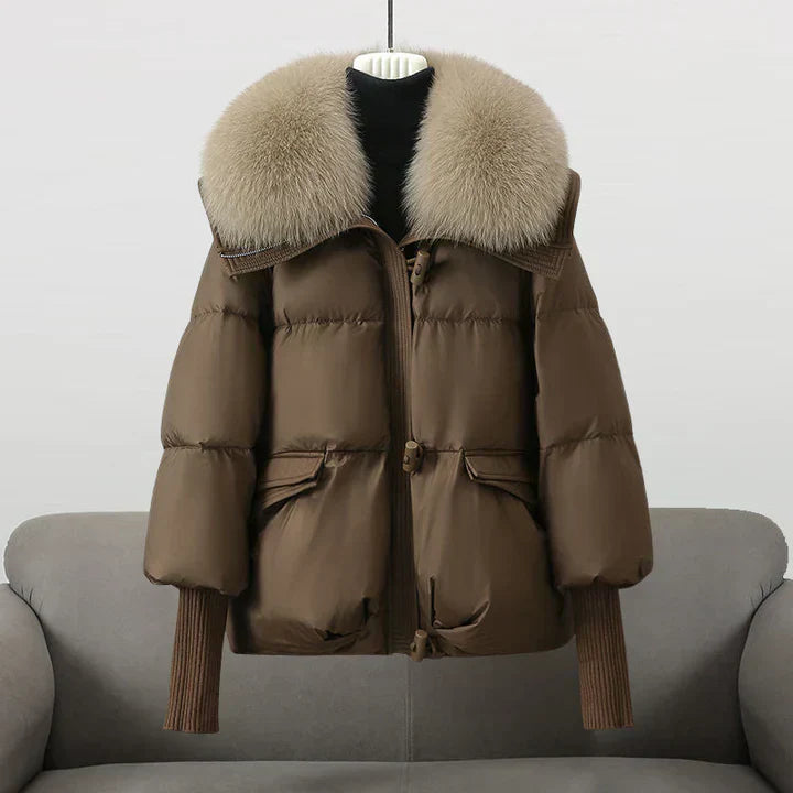 Veste élégante en fausse fourrure noire de la marque Danoir Paris, modèle Indi, vue de face sur un fond neutre.