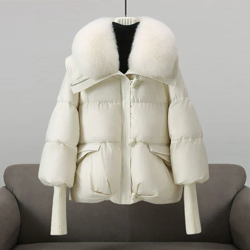 Veste élégante en fausse fourrure noire Indi de Danoir Paris, coupe sophistiquée et détails raffinés, vue de face.